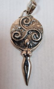 Colgante Diosa, con luna llena y trisquel, en plata de ley 925