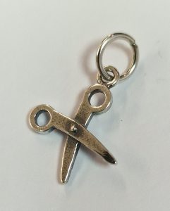 Colgante Amuleto Tijeras realizadas el plata de ley 925.