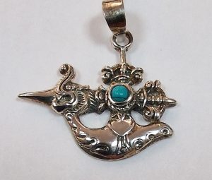 Colgante Hacha Parashu realizado en plata de ley 925 con turquesa.