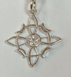 Colgante Nudo de Brujas realizado en plata de ley 925