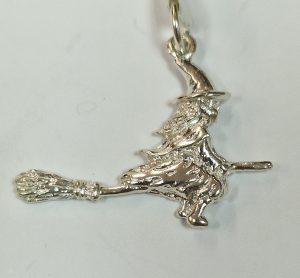 Colgante de Bruja realizado en plata de ley 925