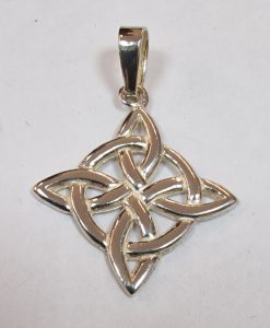 Colgante Nudo de Brujas realizado en plata de ley 925.